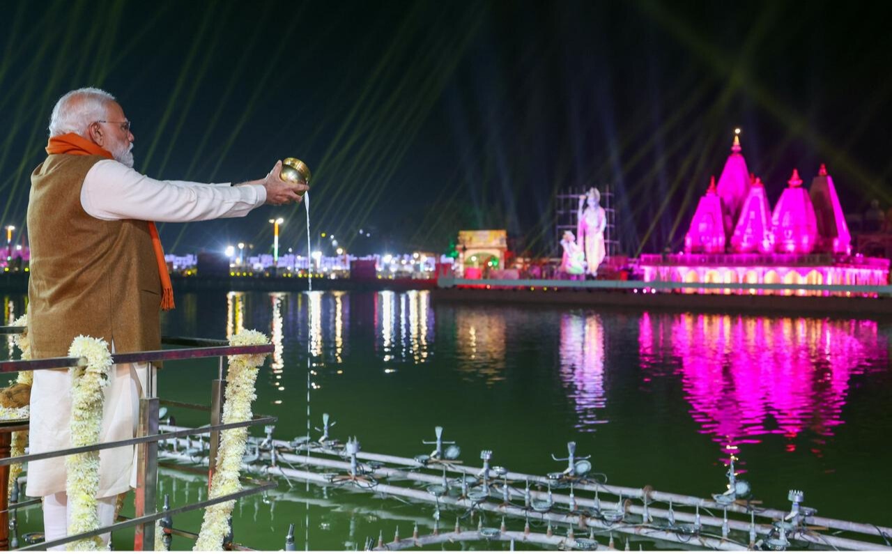 प्रधानमंत्री नरेन्द्र मोदी ने मंत्रोच्चारण के बीच की ब्रह्मसरोवर पर सांध्य कालीन महाआरती